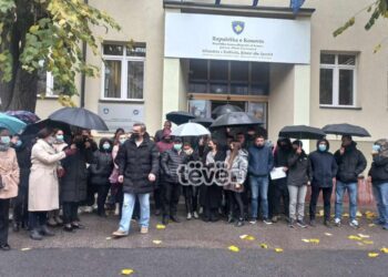 Punëtorët e MKRS-së protestojnë për rastet e dhunës në institucion, Çeku thotë se dhuna s’do të tolerohet