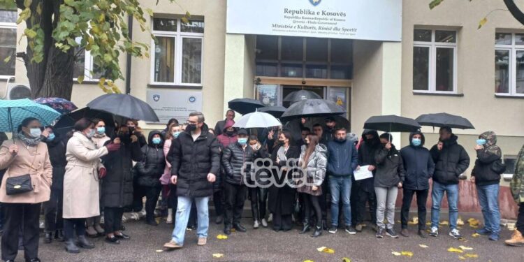 Punëtorët e MKRS-së protestojnë për rastet e dhunës në institucion, Çeku thotë se dhuna s’do të tolerohet