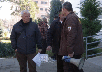 Punëtorët fizikë në QKUK vazhdojnë të paguhen më pak se paga minimale