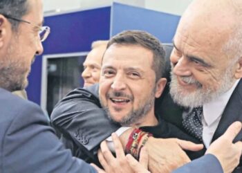 Rama dhe Zelensky, përqafimi i dy liderëve që “vodhi” vëmendjen e mediave