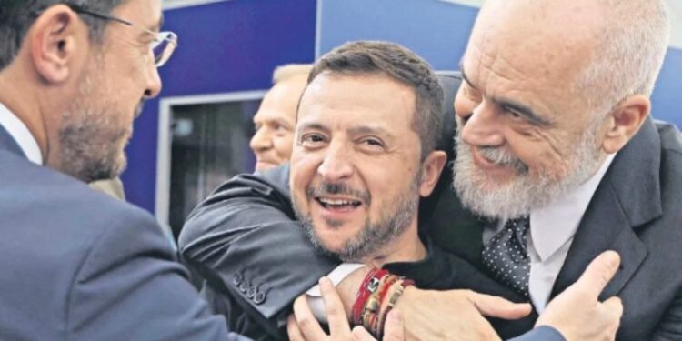 Rama dhe Zelensky, përqafimi i dy liderëve që “vodhi” vëmendjen e mediave