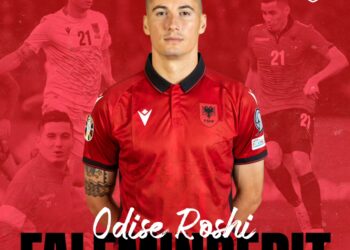 Edhe Roshi tërhiqet nga Shqipëria