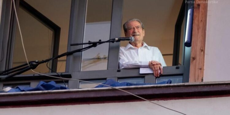 Sali Berisha lirohet nga arresti shtëpiak