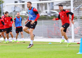 Sylvinho “projekton” formacionin për Çekinë