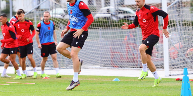 Sylvinho “projekton” formacionin për Çekinë