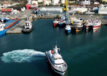 Një anije italiane me tetë emigrantë niset drejt Shqipërisë