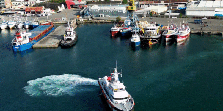 Një anije italiane me tetë emigrantë niset drejt Shqipërisë