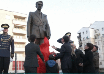 Zbulohet shtatorja e veprimtarit Metush Krasniqi, të pranishëm qindra qytetarë