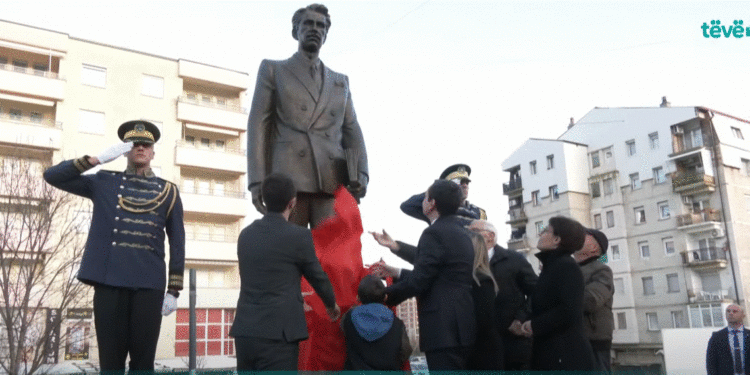 Zbulohet shtatorja e veprimtarit Metush Krasniqi, të pranishëm qindra qytetarë