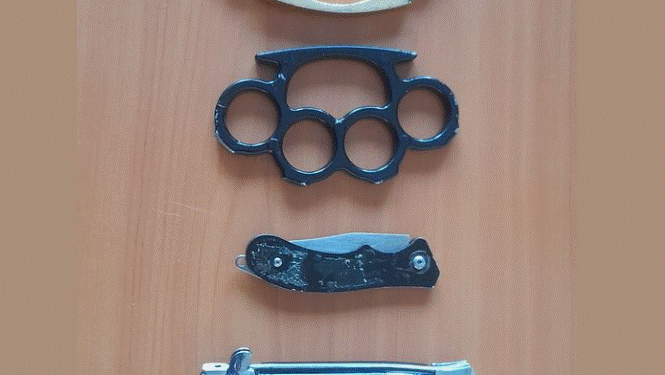 Kontrolle në katër shkolla në Mitrovicë, gjenden thika e boksa hekuri