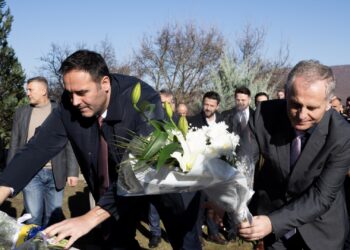 Bislimi dhe Konjufca bëjnë homazhe në Kompleksin Memorial “Adem Jashari” në Prekaz