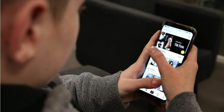 Efekti i rrjeteve sociale tek fëmijët, zgjidhje po shihet edukimi medial në shkolla