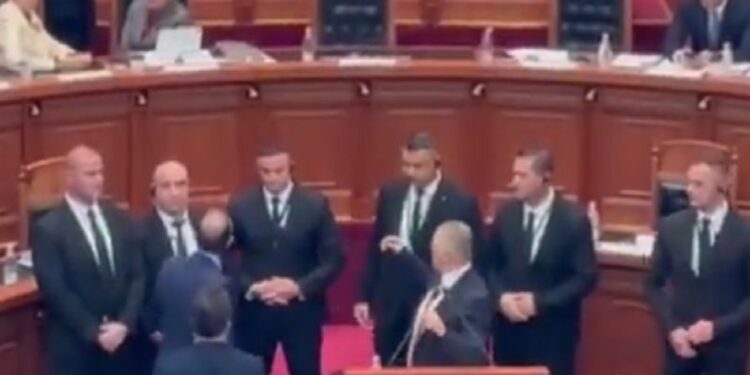 Tensione në Kuvendin e Shqipërisë për vrasjen e 14 vjeçarit