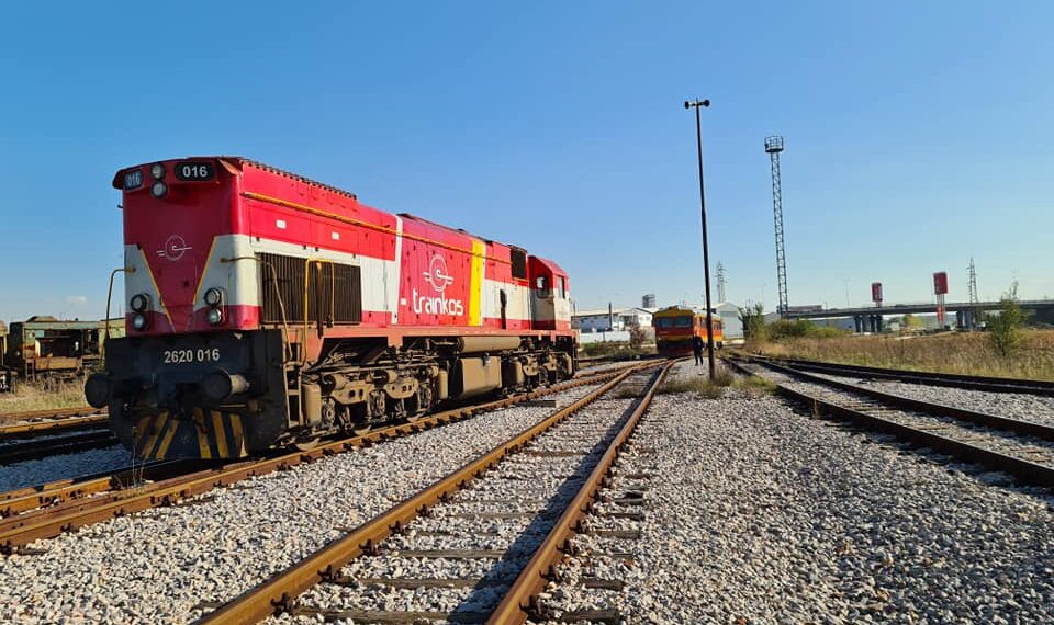 Një person i del trenit përpara, makinisti arriti ta ndalë me kohë trenin