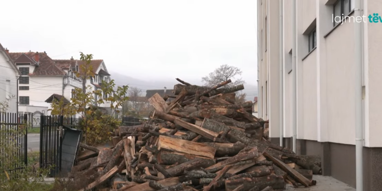 Vonesa në furnizim me lëndë djegëse edhe në muajin nëntor në shkolla të Ferizajt