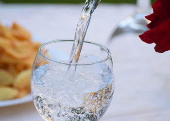 Uji i gazuar nuk e dëmton smaltin e dhëmbëve