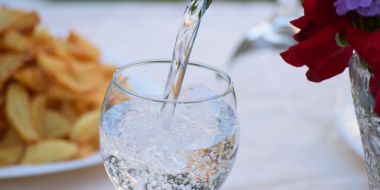 Uji i gazuar nuk e dëmton smaltin e dhëmbëve