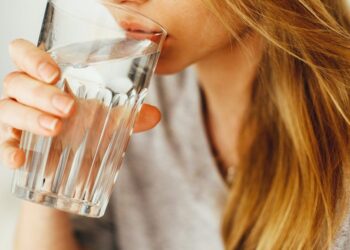 Një gotë ujë esëll në mëngjes – përfitimet në organizëm