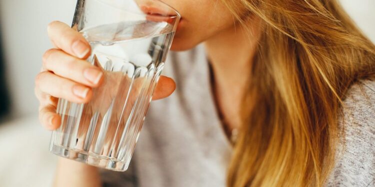 Një gotë ujë esëll në mëngjes – përfitimet në organizëm