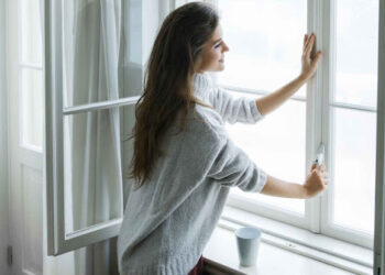 Pse duhet të hapni dritaret dy herë në ditë edhe gjatë muajve të ftohtë?
