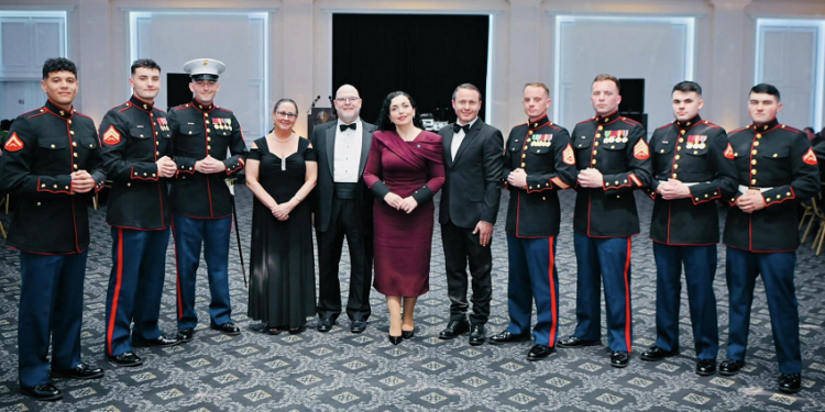 Osmani me bashkëshortin morën pjesë në Ballon e Marinsave amerikanë