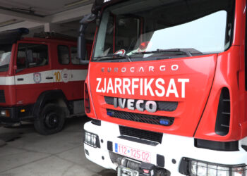 Përfshihet nga zjarri një mobilieri në Ferizaj