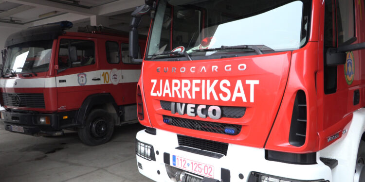 Përfshihet nga zjarri një mobilieri në Ferizaj