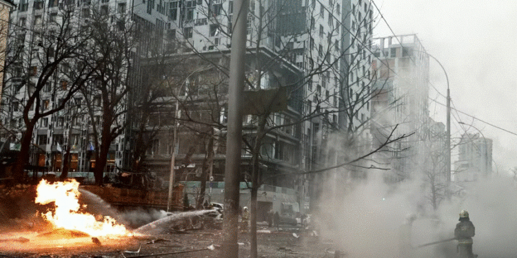 Të paktën dy të vrarë nga një valë e madhe bombardimesh ruse në Ukrainë