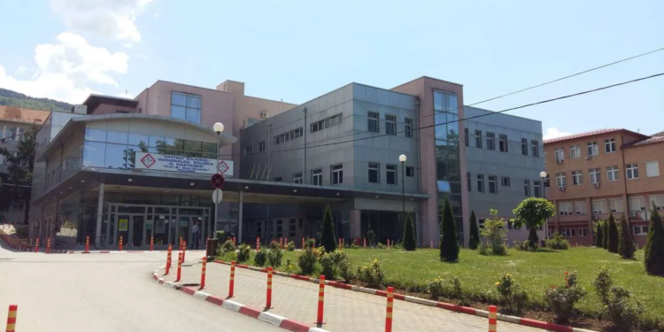 Vdes një grua në Spitalin e Prizrenit, policia nis hetimet