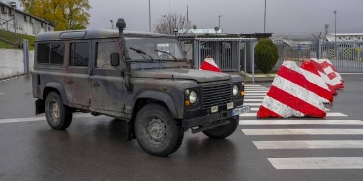 Ushtarët shqiptarë, patrullojnë nëpër Istog