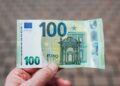 Qeveria miraton vendimin për ndarjen e shtesave prej 100 euro për fëmijë dhe pensionistë