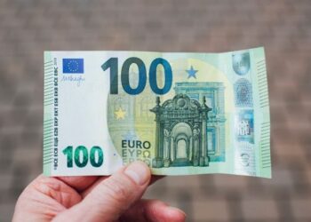 Qeveria miraton vendimin për ndarjen e shtesave prej 100 euro për fëmijë dhe pensionistë