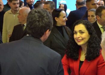 Osmani e Kurti me buzëqeshje përshëndesin njëri-tjetrin