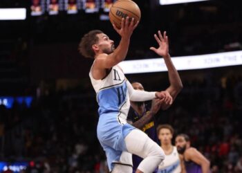 Treshja e Youngut ia siguroi fitoren Hawksit ndaj Lakersit