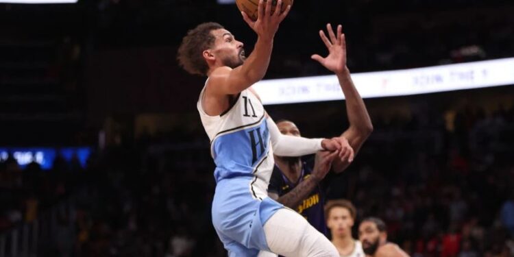 Treshja e Youngut ia siguroi fitoren Hawksit ndaj Lakersit