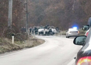 Vetura e Policisë vetëaksidentohet në Zubin Potok, lëndohen tre policë
