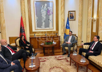 Rama e Spiropali priten nga Kurti e Konjufca pak para nisjes së mbledhjes së përbashkët