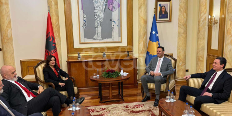 Rama e Spiropali priten nga Kurti e Konjufca pak para nisjes së mbledhjes së përbashkët