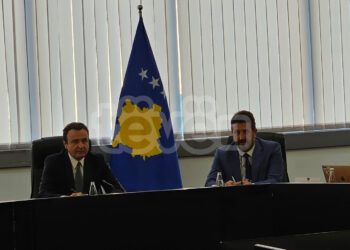 Mediat ftohen e pastaj nxirren jashtë para prezantimit të Kurtit për raportin 1-vjeçar të IKKL-së