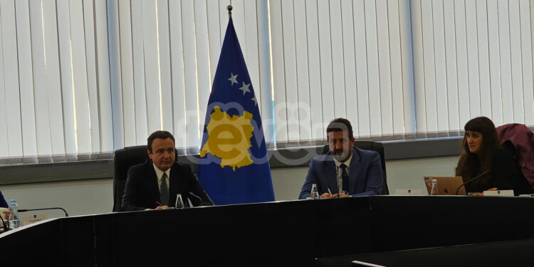 Mediat ftohen e pastaj nxirren jashtë para prezantimit të Kurtit për raportin 1-vjeçar të IKKL-së