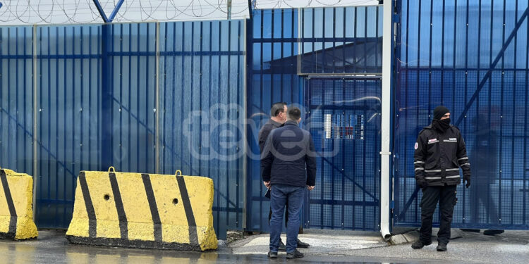 Fadil Fazliu ende po mbahet në zyrat e EULEX-it, pritet të dërgohet në Hagë