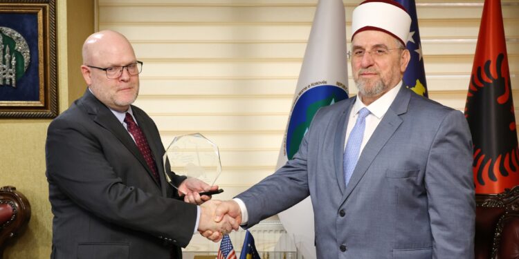 Myftiu Tërnava pret në takim lamtumirës Hovenier, vlerësojnë bashkëpunimin që kishin