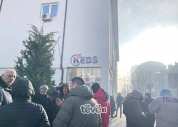 Banorët e pesë fshatrave të Ferizajt protestojnë para KEDS-it