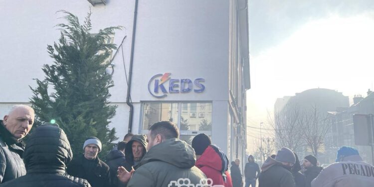 Banorët e pesë fshatrave të Ferizajt protestojnë para KEDS-it