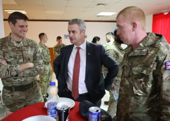 Hargreaves viziton ushtarët britanikë që patrulluan në veri: Kryesit e sulmit në Ibër-Lepenc të dalin para drejtësisë