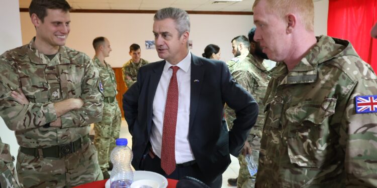 Hargreaves viziton ushtarët britanikë që patrulluan në veri: Kryesit e sulmit në Ibër-Lepenc të dalin para drejtësisë