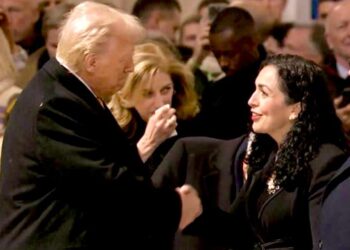 Presidentja Osmani shtrëngon duart me Trumpin