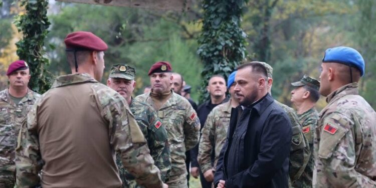 Maqedonci vizitoi kadetët dhe oficerët e FSK-së në Shqipëri