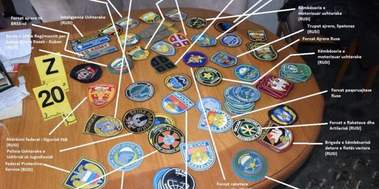 Kurti ekspozon detaje nga emblemat serbo-ruse të sekuestruara në veri