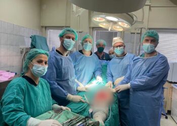 Në Spitalin e Gjilanit realizohet një ndërhyrje e rrallë kirurgjike, largohet tumori në gju